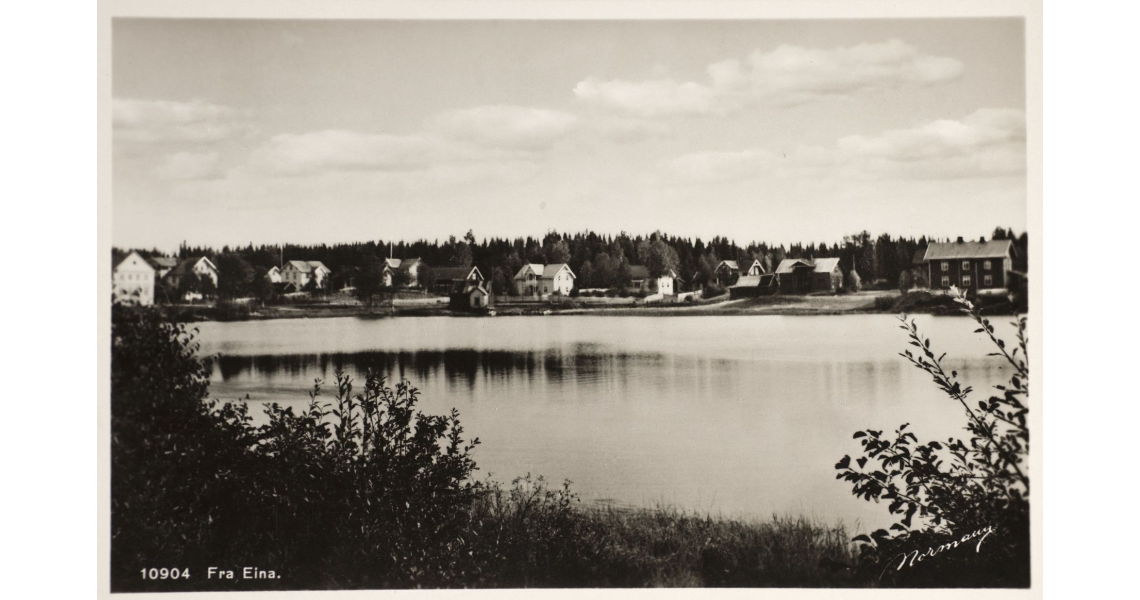 Historisk fotografi med garder og bruk ved Einavatnet.